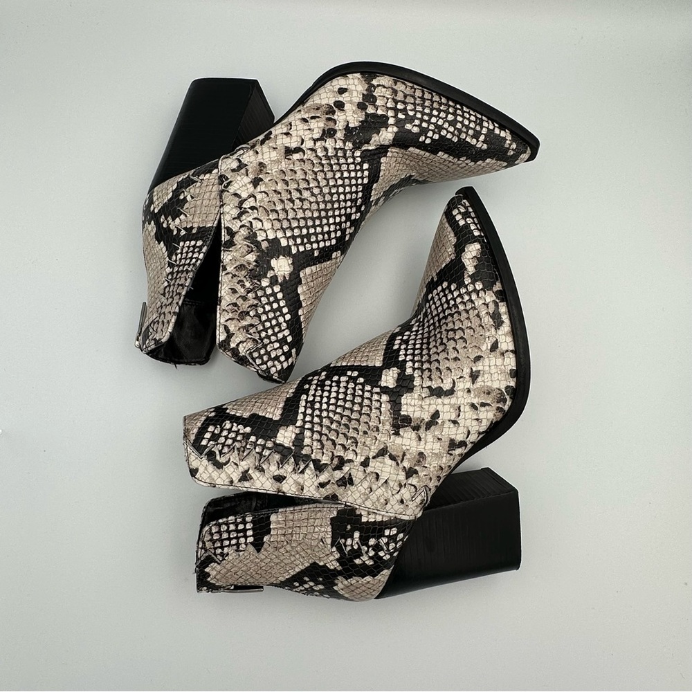 Vince Camuto Snake-Print Women’s Size 8.5 US Black Leather Ankle Boot VC-GENEDY - Picture 4 of 12